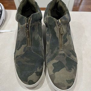 Blondo Camo wedge shoes